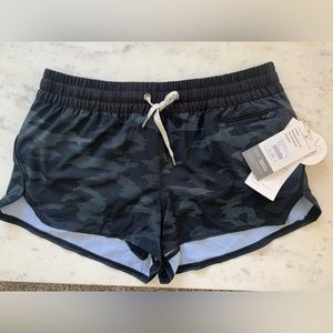 Vuori Clementine Short with built-in liner, Women’s Medium NWT